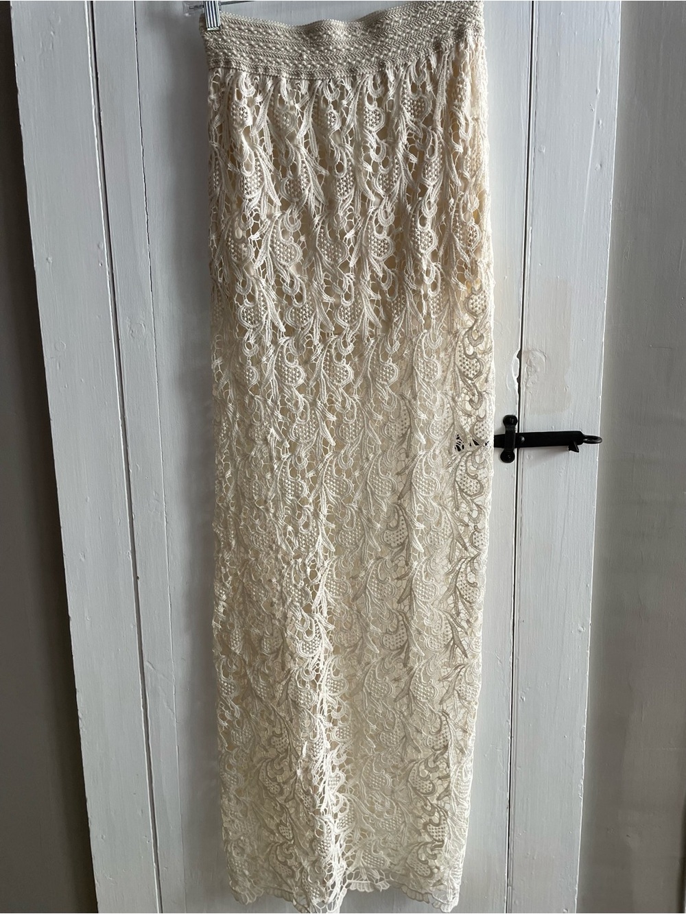 Elegant Cream sheer lace pull on maxi skirt with floral, scrollwork design Sz M